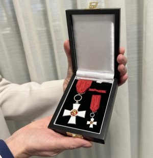 Kuusela-Oppaalle myönnetty Suomen Leijonan ritarimerkki.